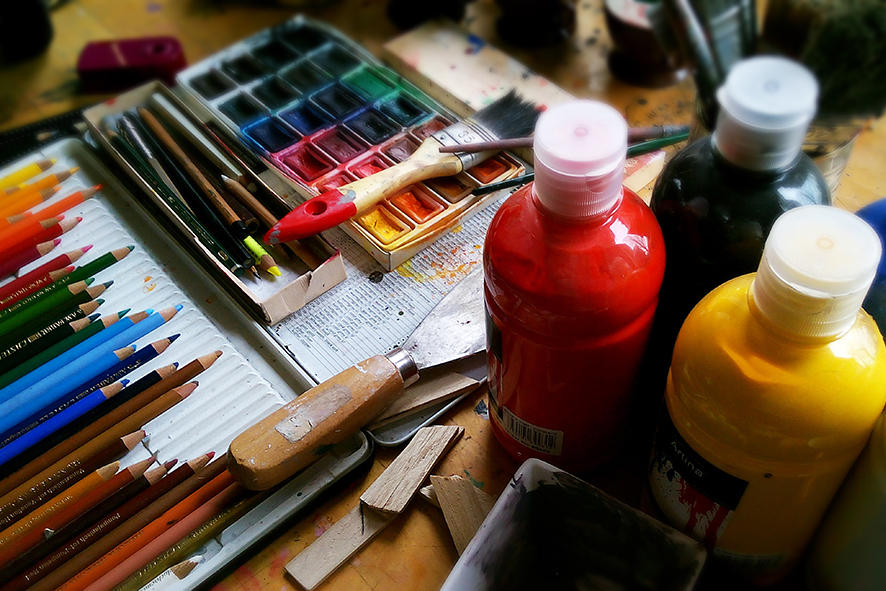 Atelier de soutien thérapeutique de dessin et collage dans les Yvelines entre Houdan et Rambouillet.