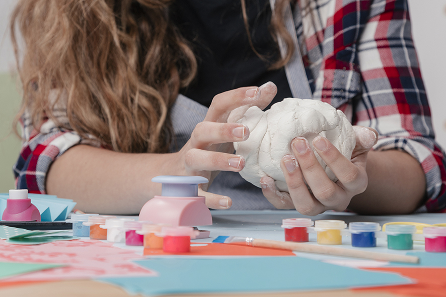 Atelier de soutien thérapeutique de modelage dans les Yvelines entre Houdan et Rambouillet.