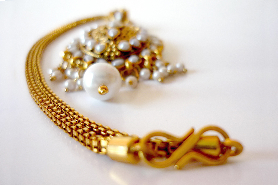 Gold and pearl necklace