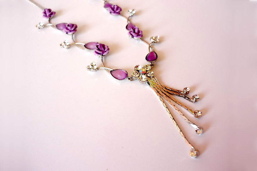 Necklace roses