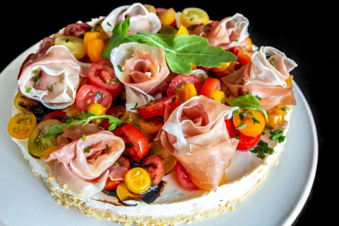 Cheesecake aux tomates et roses de jambon cru