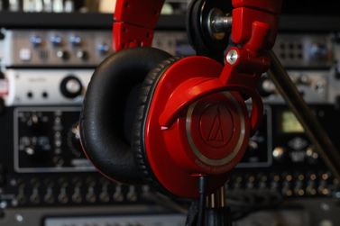 Micro-vue du "Studio A" derrière un casque d'écoute Audio-Technica ATH-M50. Un-618