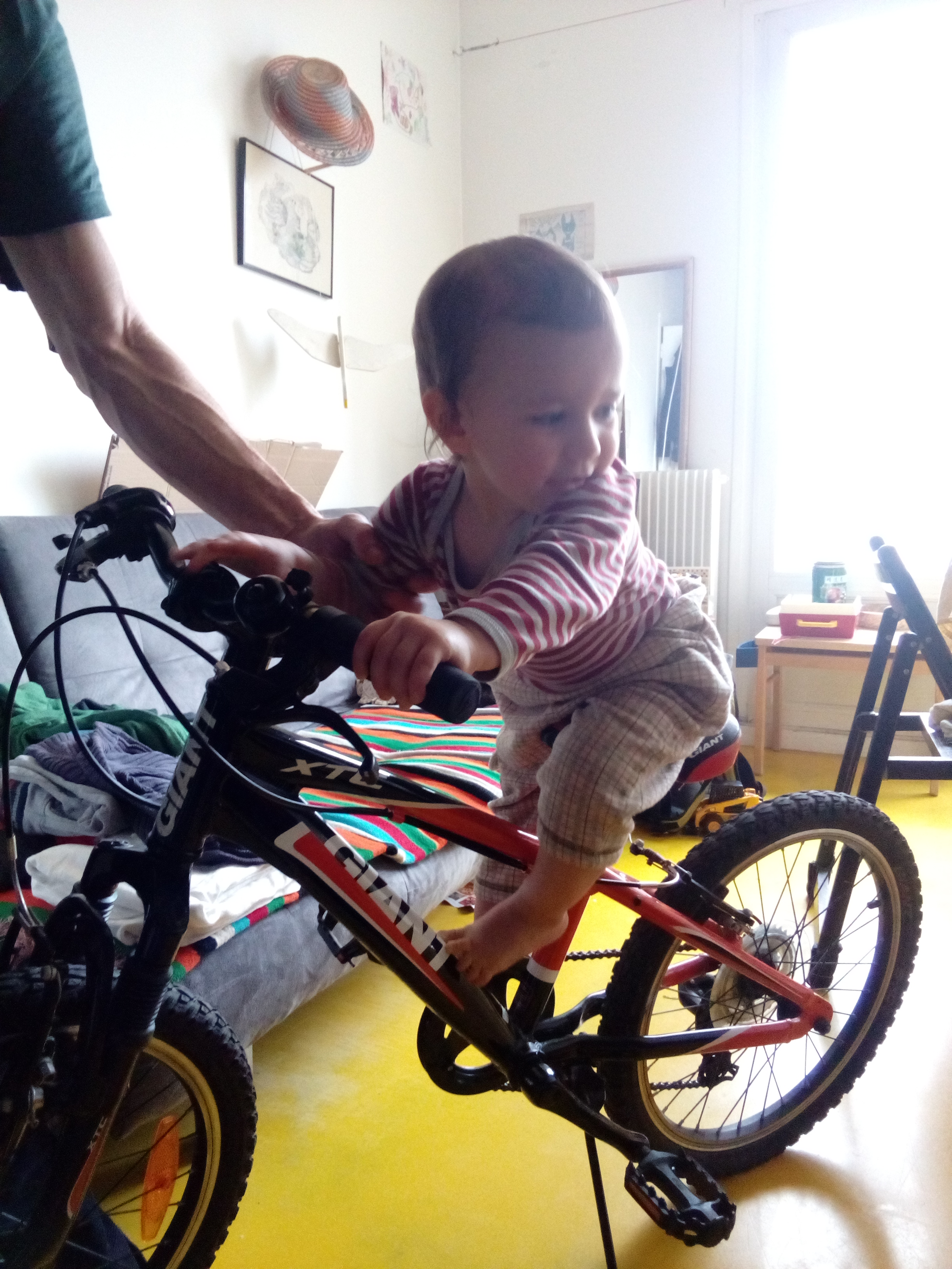 Enfant sur un velo