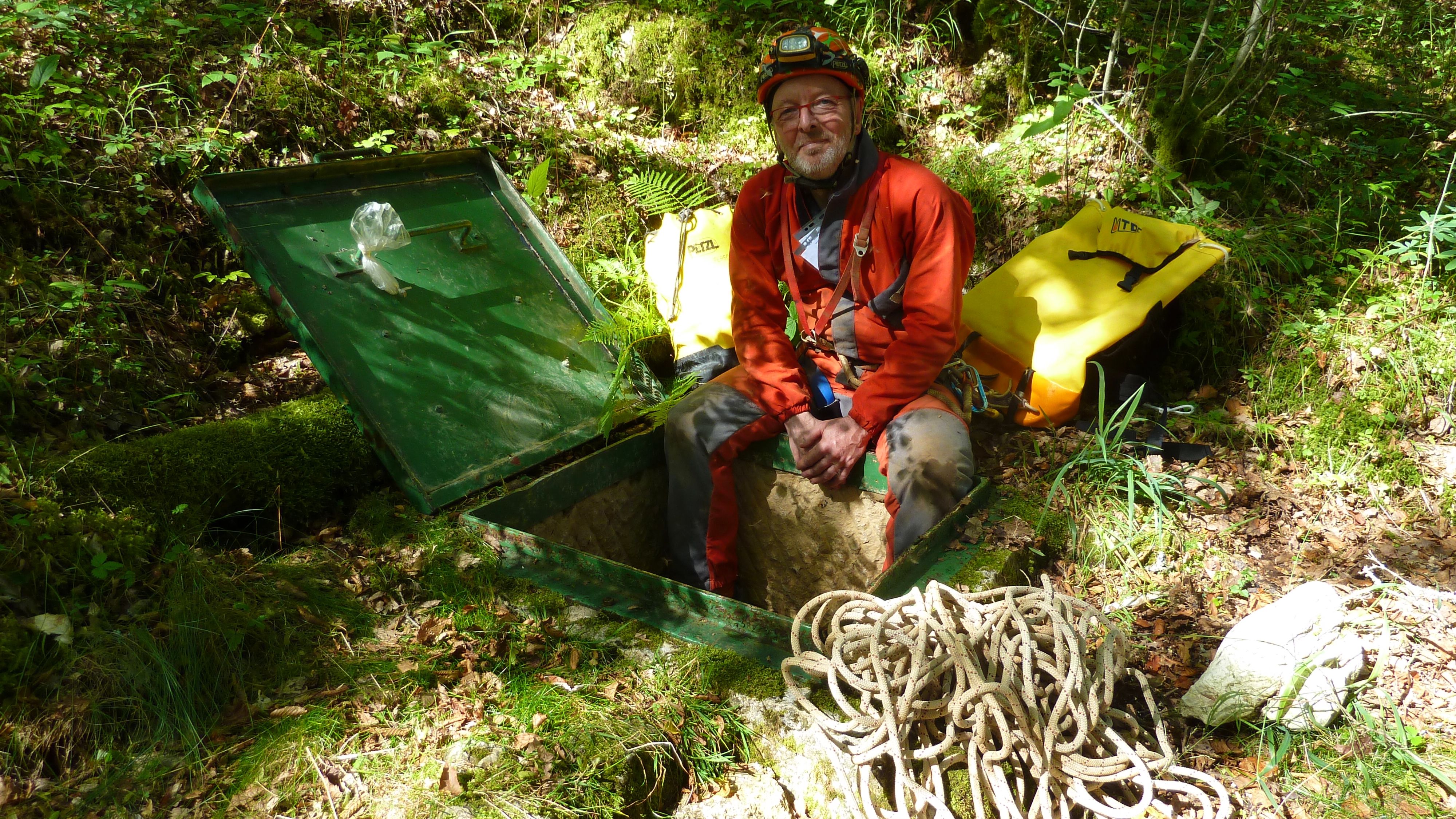Entrée du gouffre de Conche pour accéder au réseau de la Falconnette (massif du Bugey)