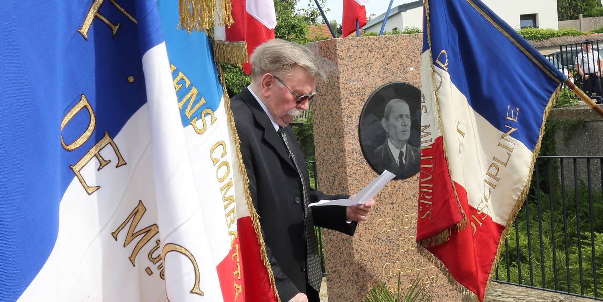 Briey Ceremonie Stele du General De Gaule006