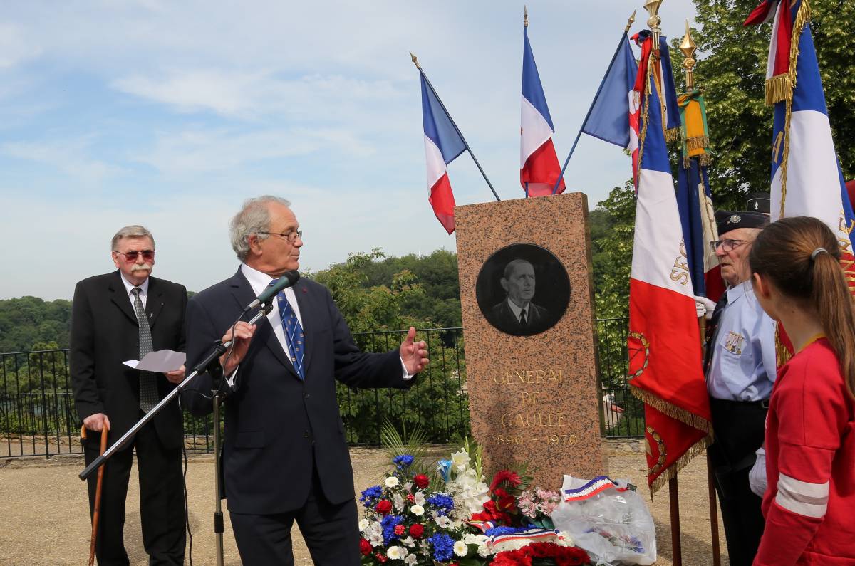 Briey Ceremonie Stele du General De Gaule010