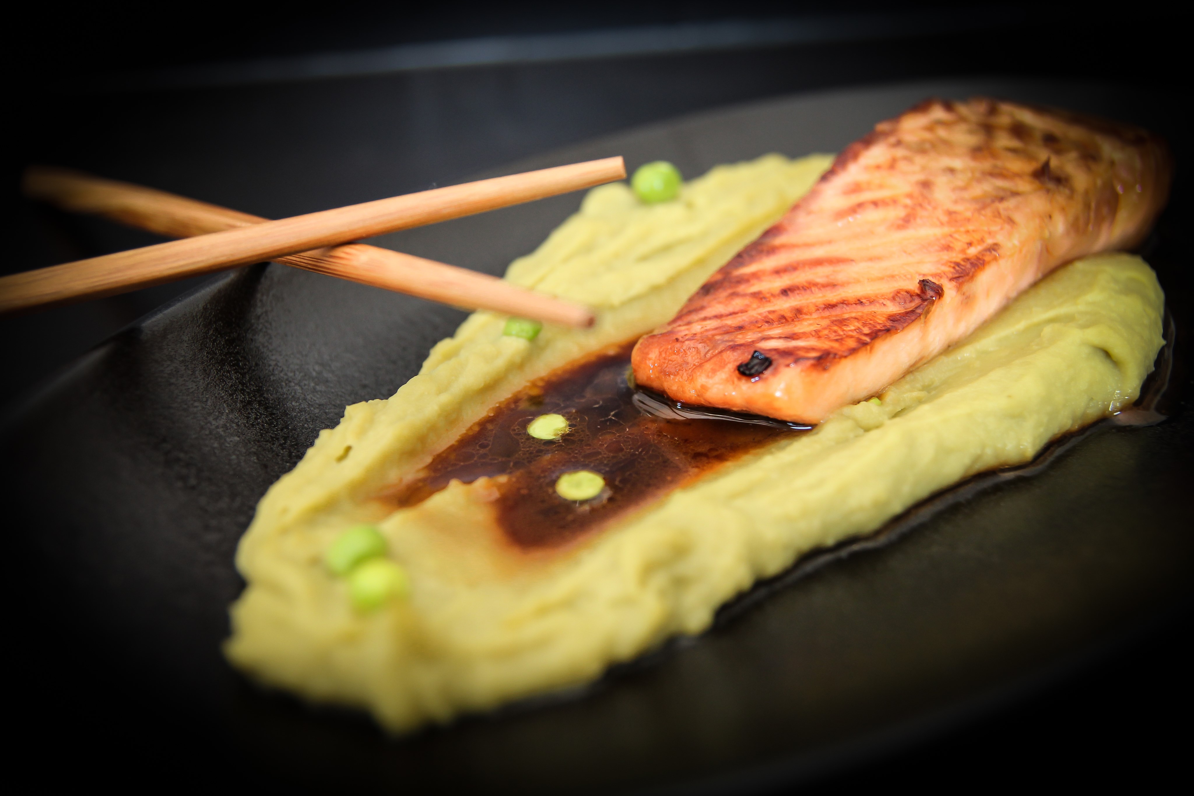 Saumon laqué et crème de petits pois