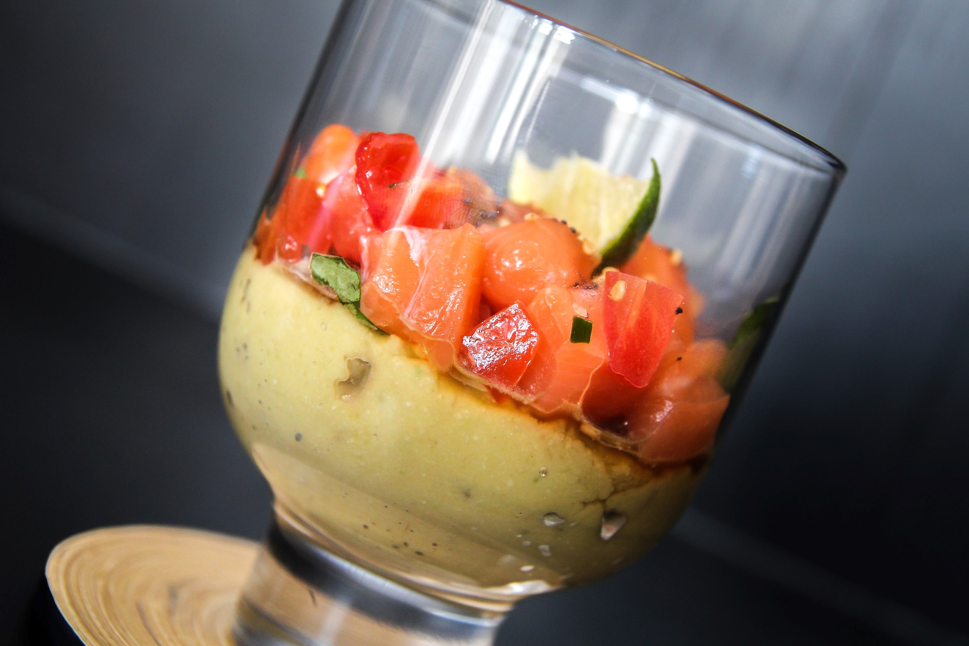 Verrines de guacamole, tartare de saumon et basilic