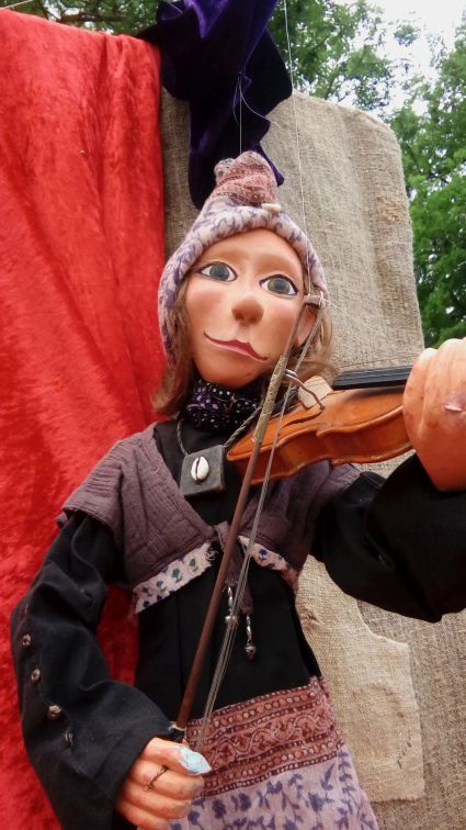 Pichotilha et son violon en animation de rue un jour de marché