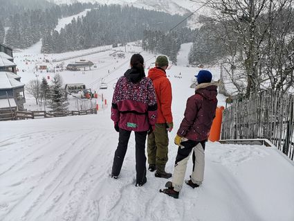 domaine skiable au Lioran, vue sur le départ des pistes enneigées