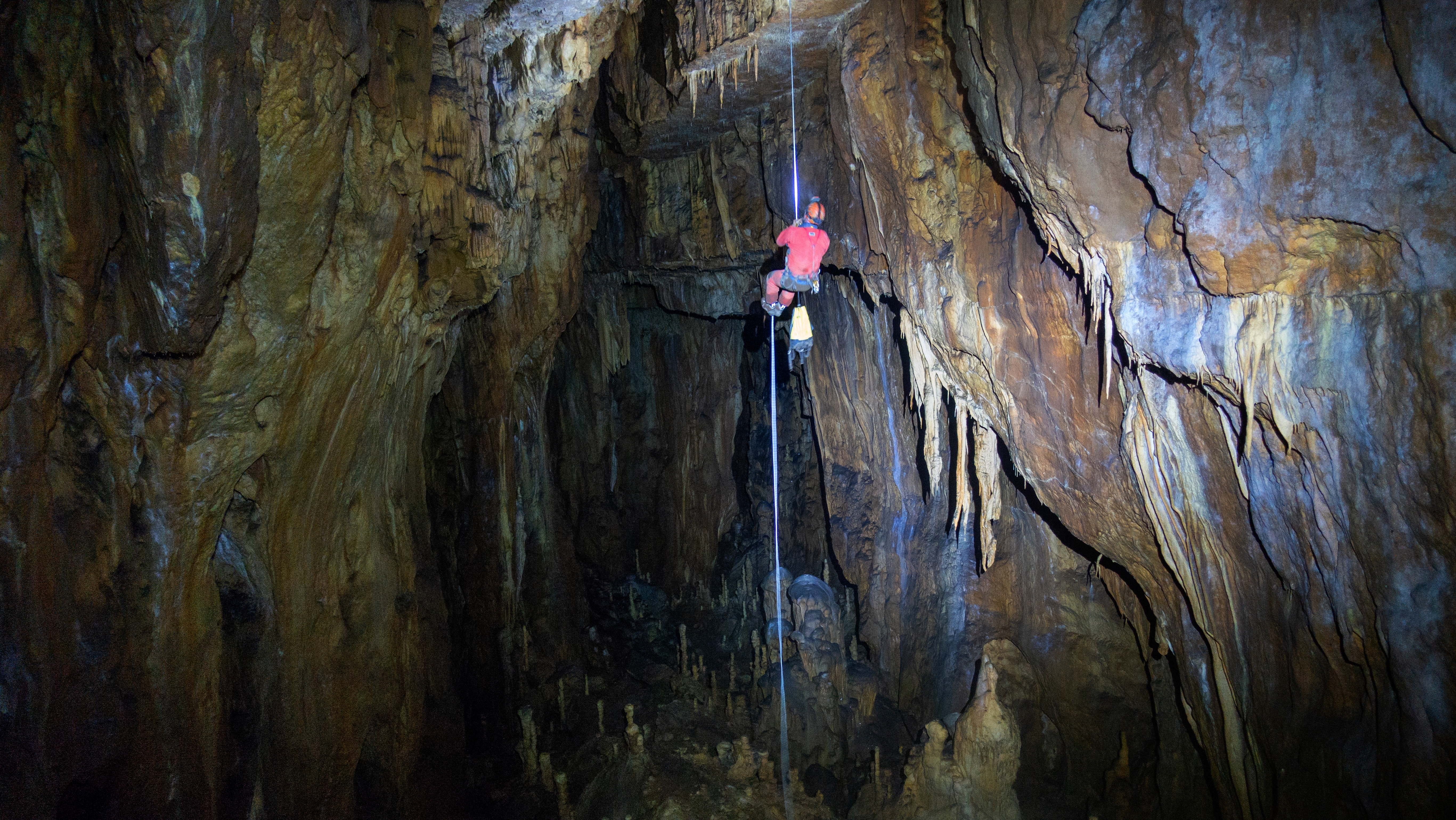Remontée du gouffre des Ordons (Doubs)