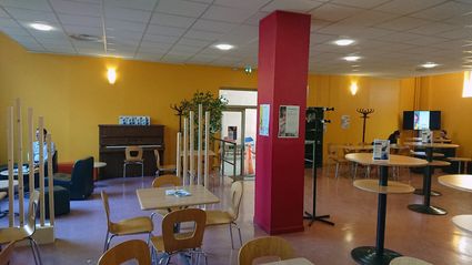 Cafeteria piano