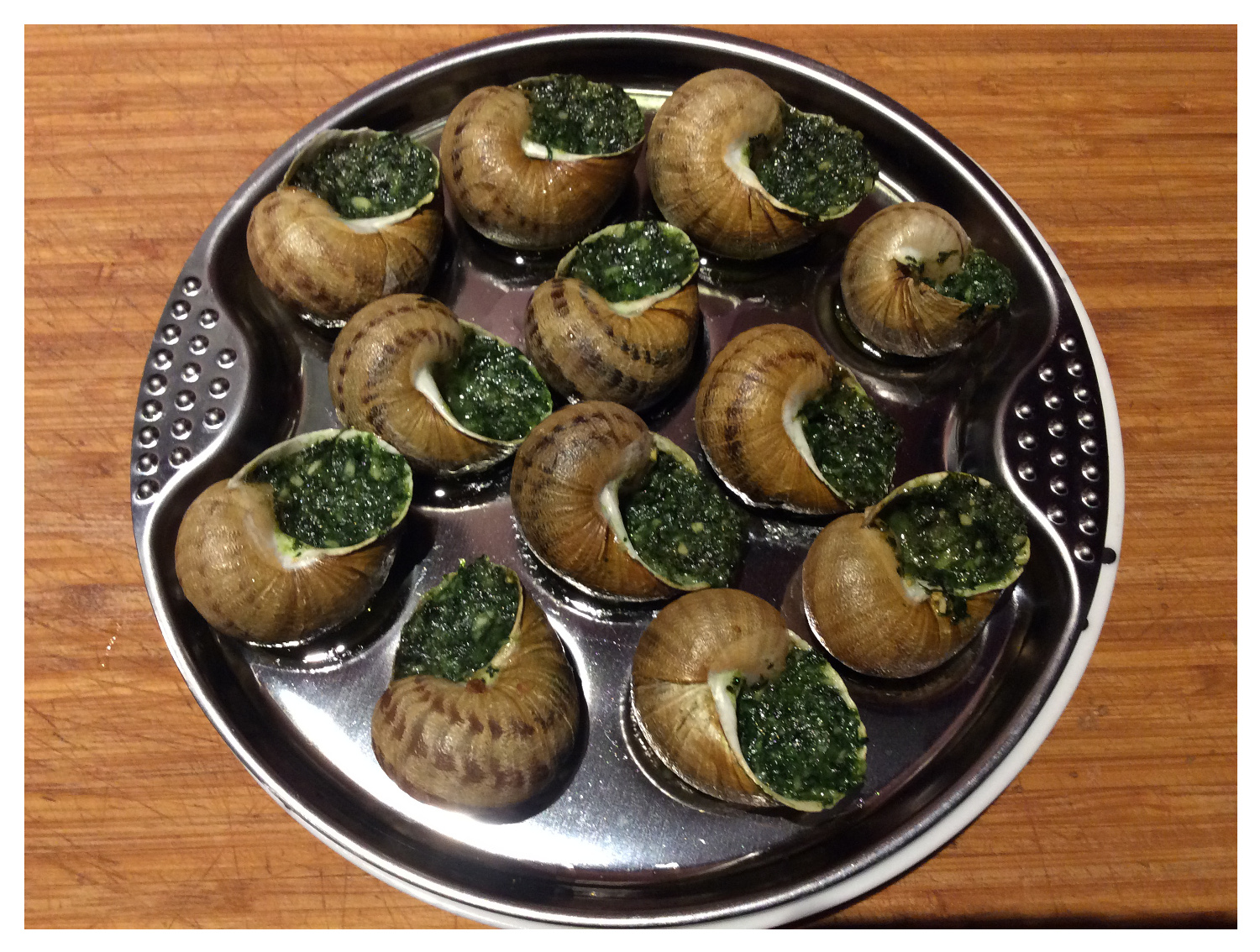Coquille façon bourguignonne, contenant des escargots Gros Gris cuits