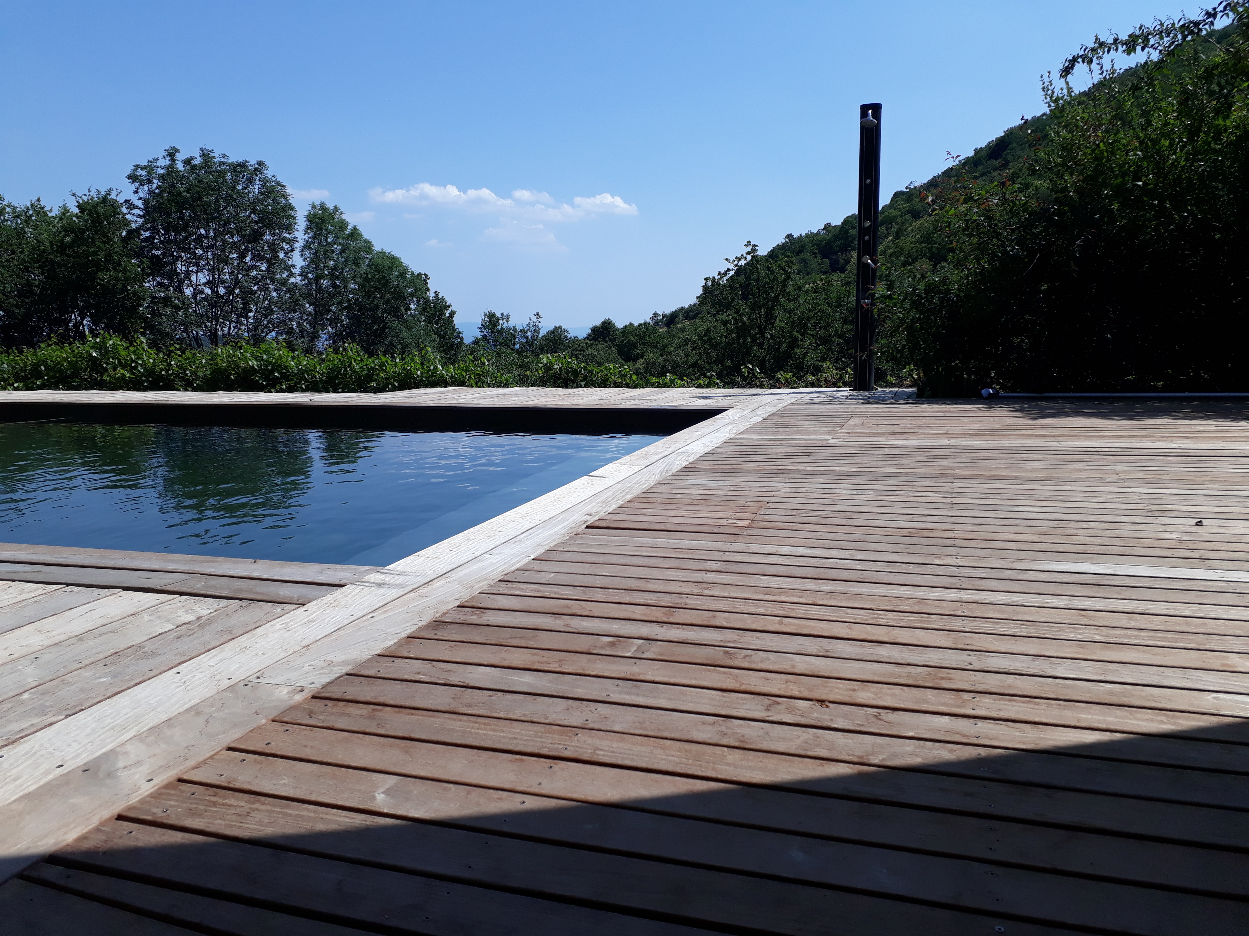 Piscine naturelle, filtrée par les plantes.
L'eau est transparente et entre 24 et 28°C l'été.