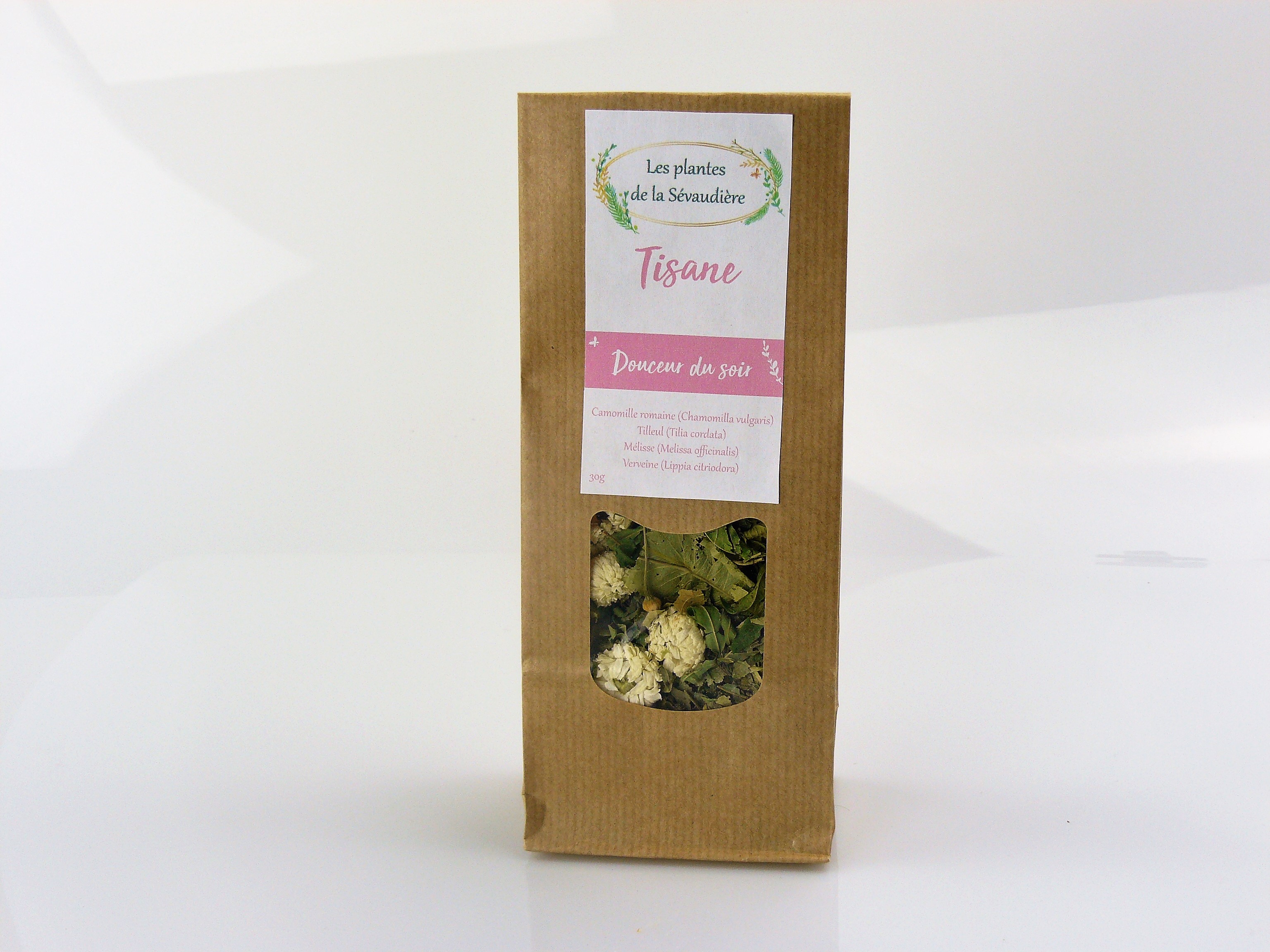 Douceur du soir 30g - 6€70
Une tisane composée de plantes fraîches et légèrement citronnées qui sont propices au calme et à la douceur avant d'aller au lit.

Composition : Feuilles de tilleul (tilia cordata), feuilles de verveine odorante (lippia citriodora), feuilles de mélisse (melissa officinalis), fleurs de camomille romaine (chamaemelum nobile).