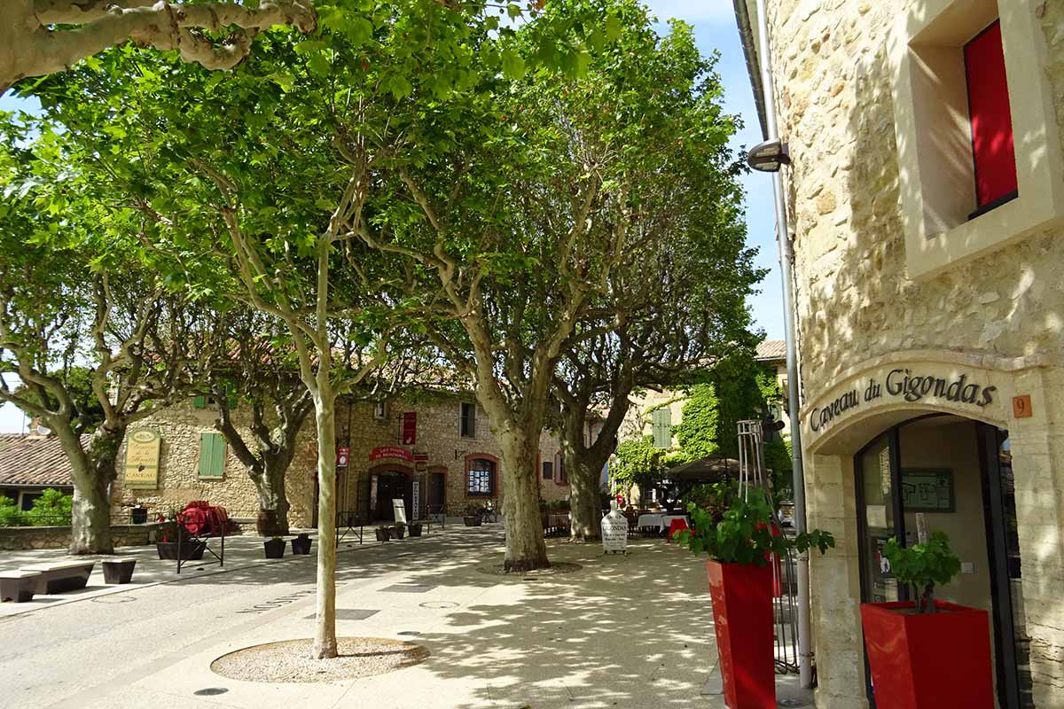 Gigondas place du village