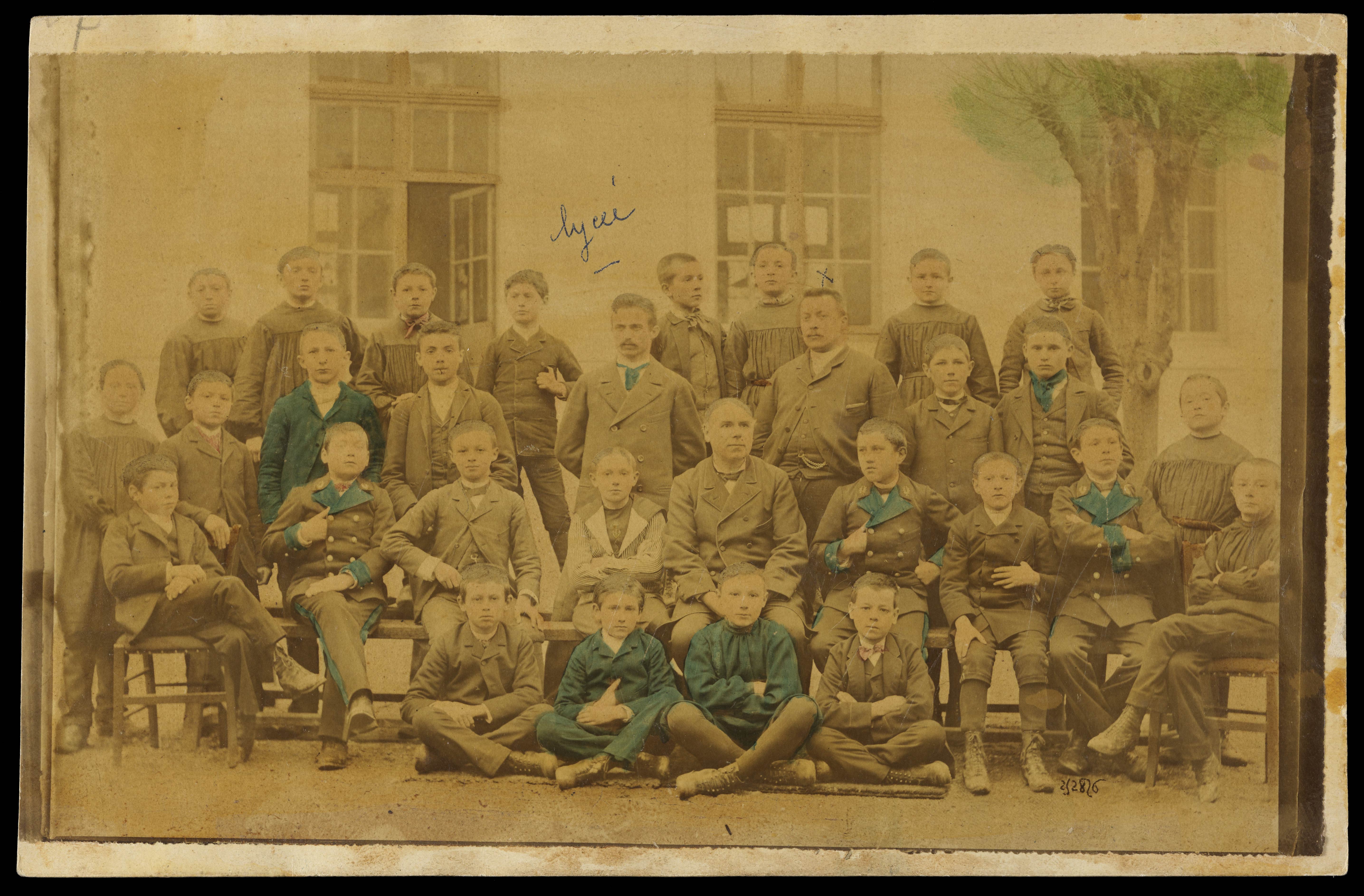 Photo classe lycee pothier 1890 Desire Luzet professeur d histoire avec une croix sur la photo