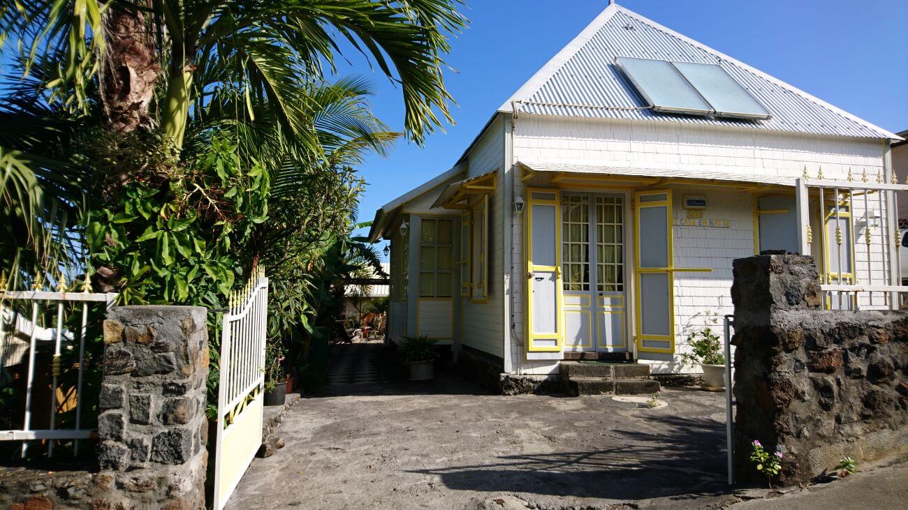 Entree case creole reunion gite zot case en natte