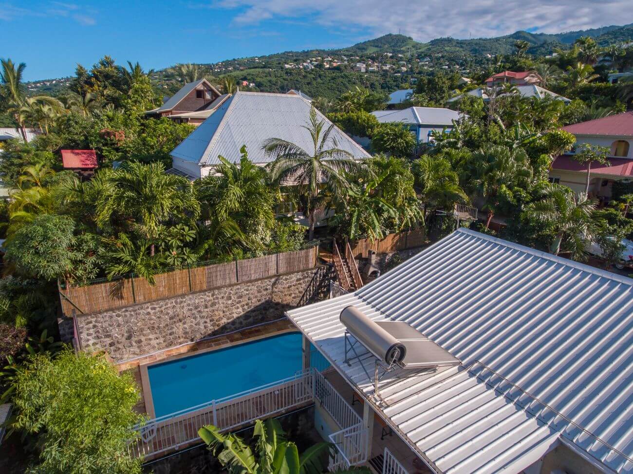 Hebergement avec piscine partagee ile de la reunion gites zot case