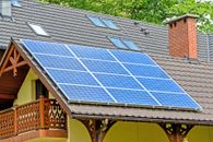 maison autonome, chauffage solaire, panneaux photovoltaïques, toit pentu, maison économe