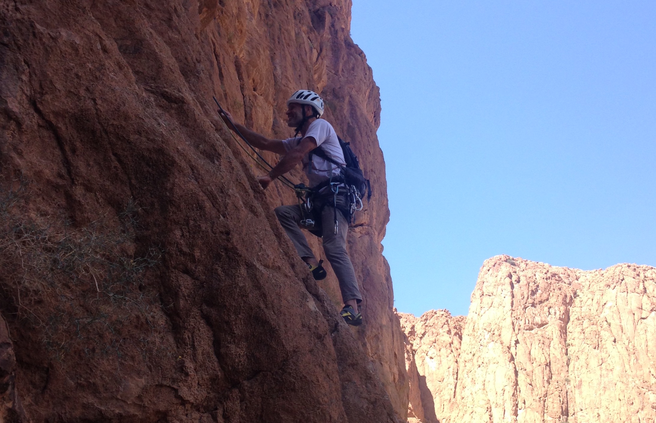 escalade dans les gorges du todgha maroc avec aventures verticales maroc julio soares