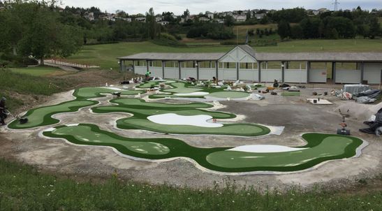 Green Synthétique: Minigolf parcours de putting du golf Bluegreen de Saint-Etienne en construction
Dessin: Optimigolf, Patrick Lacroix 
Contruction: The Golf Company