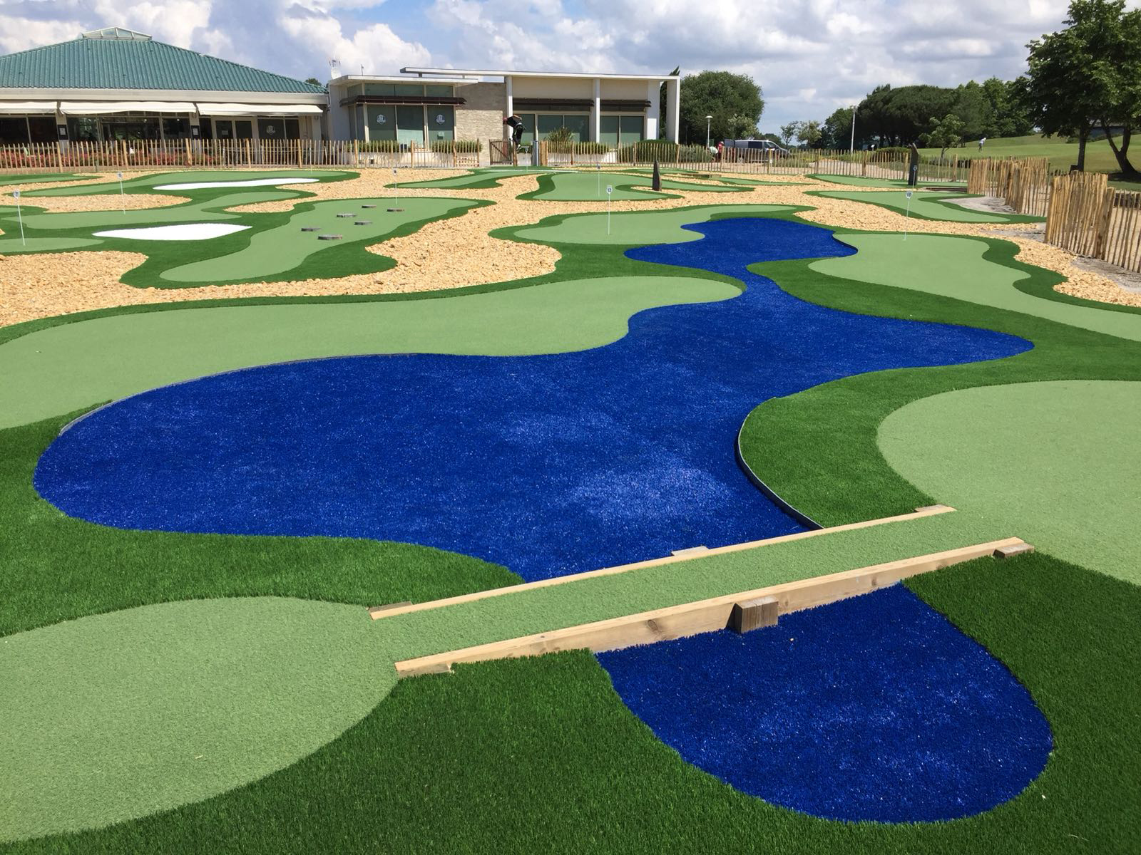 Green synthétique: Minigolf parcours de putting golf Bluegreen des Fontenelles
Design: Optimigolf Patrick Lacroix
Construction: The Golf Company