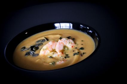 Velouté de butternut et châtaignes aux crevettes