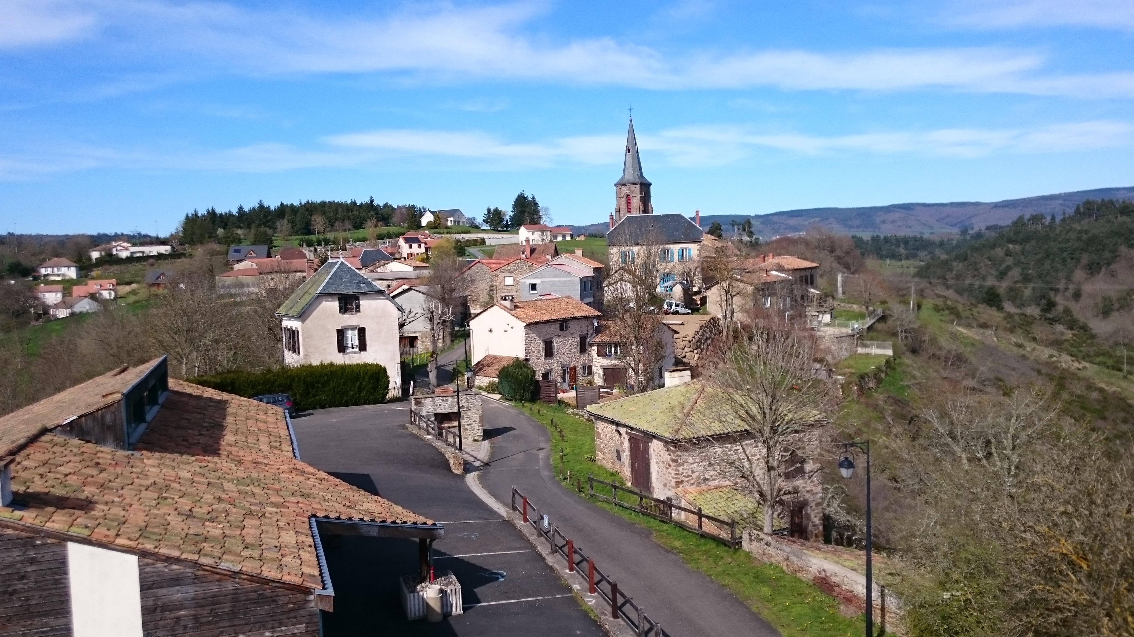 Mairie de Saint-Georges dans le Cantal appartenant à la communauté de communes de Saint-Flour (Saint-Flour Agglo) : vue de la commune et de son église.