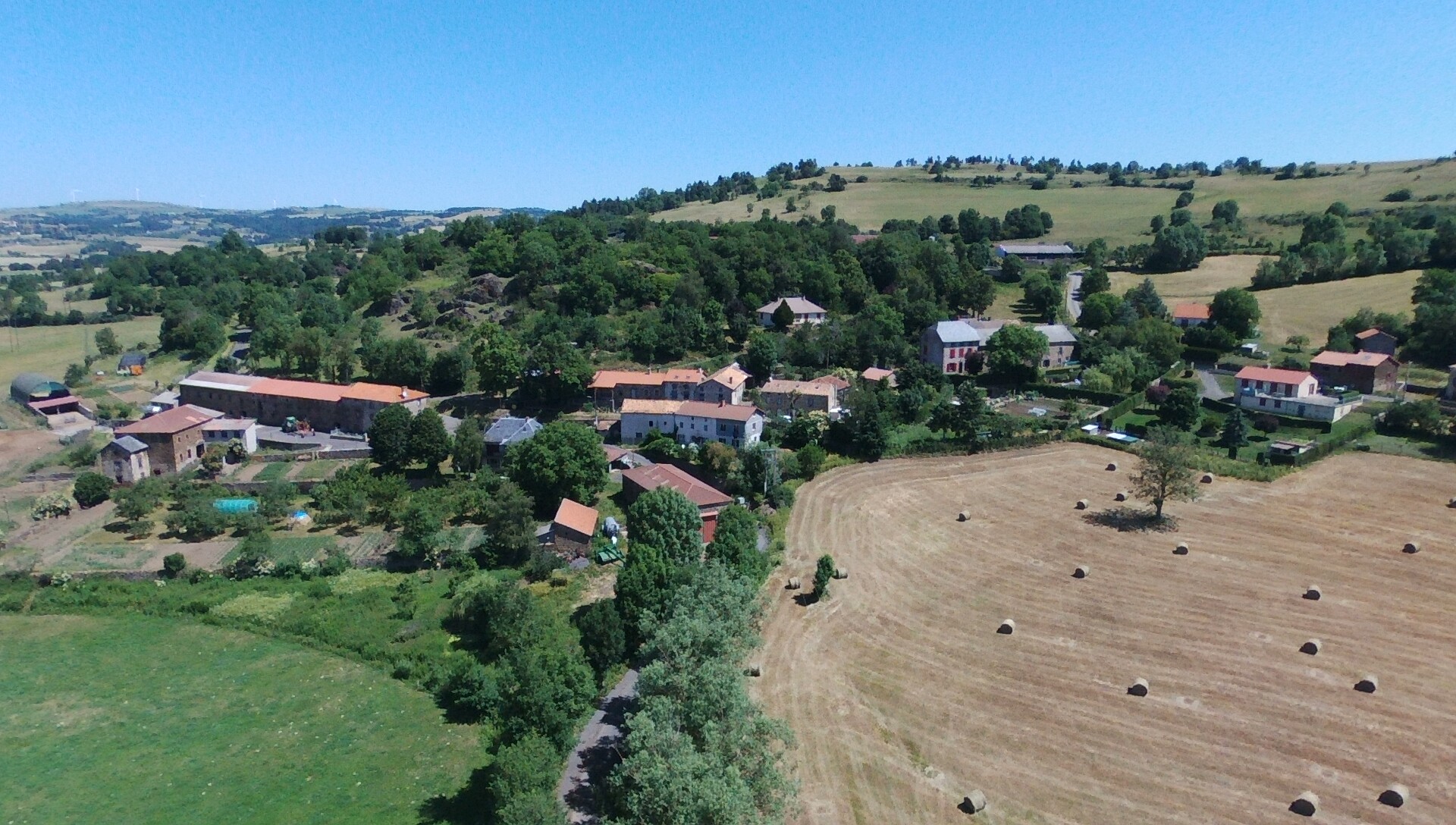 Mairie de Saint-Georges dans le Cantal appartenant à la communauté de communes de Saint-Flour (Saint-Flour Agglo) : vue de la commune et de ses alentours