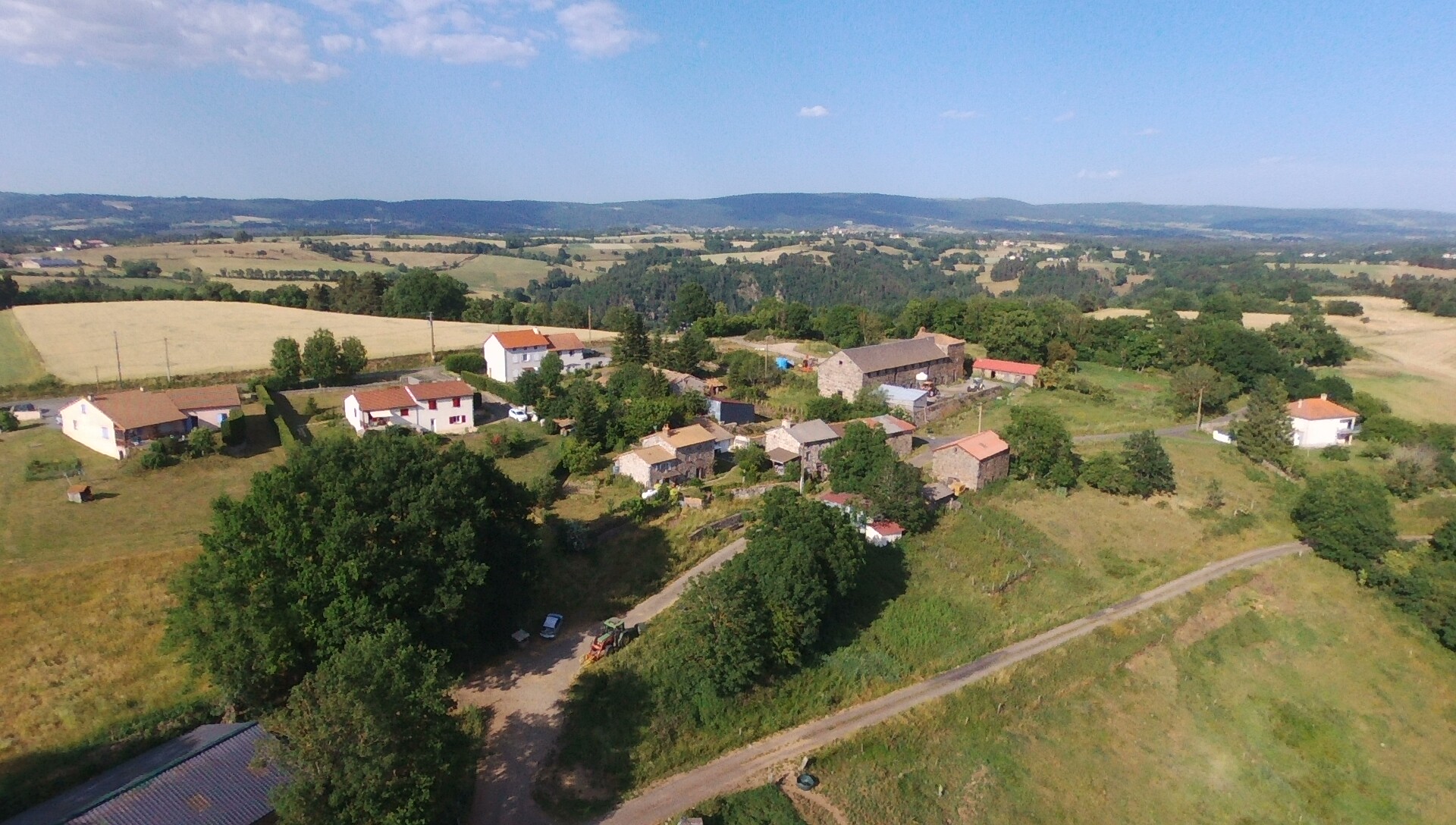 Mairie de Saint-Georges dans le Cantal appartenant à la communauté de communes de Saint-Flour (Saint-Flour Agglo) : vue de la commune et de ses alentours
