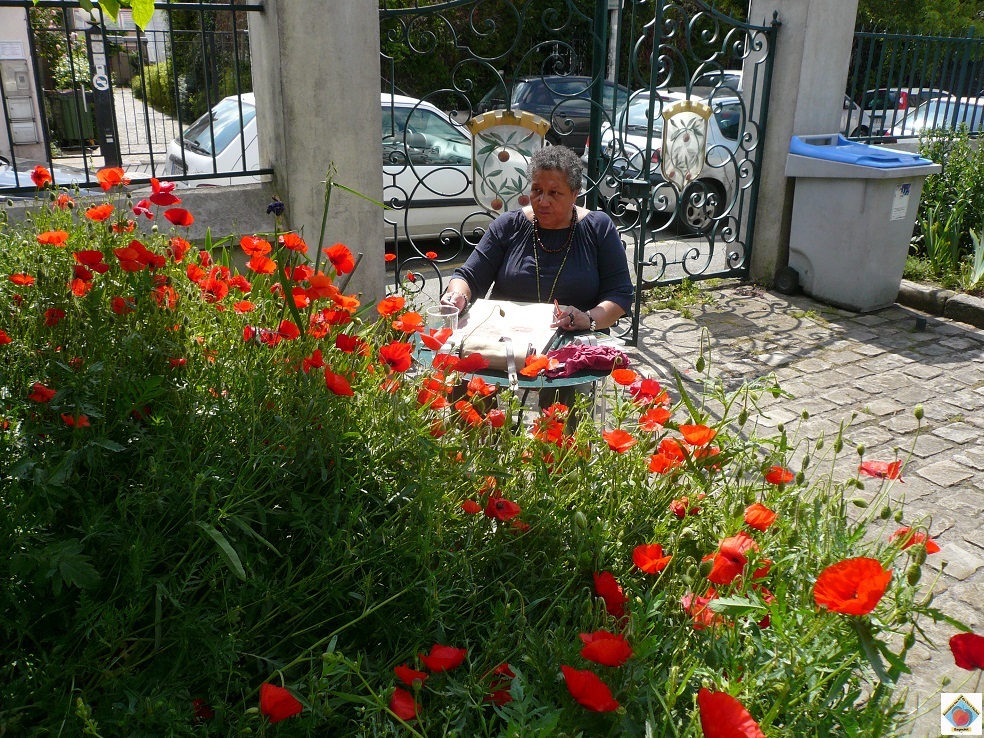 l'artiste peintre Salomé Zogo-Olomo et les coquelicot du clos à pêches