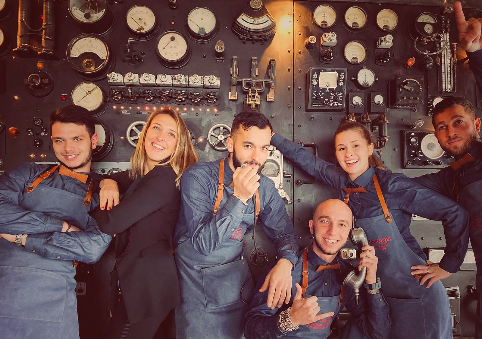 Le Mille Sabords restaurant porte un noeud papillon en cuir made in France