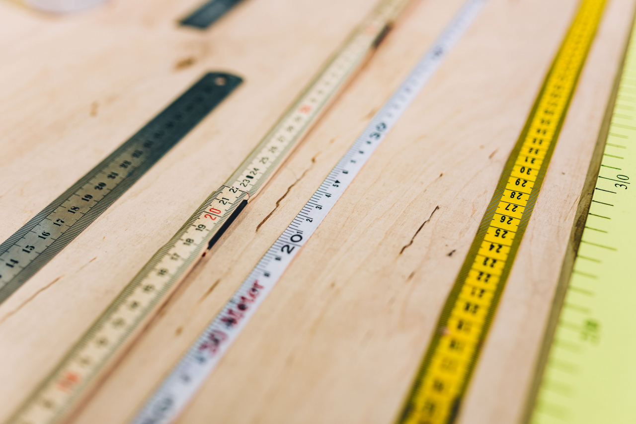 Kaboompics close ups of rulers on a wooden table