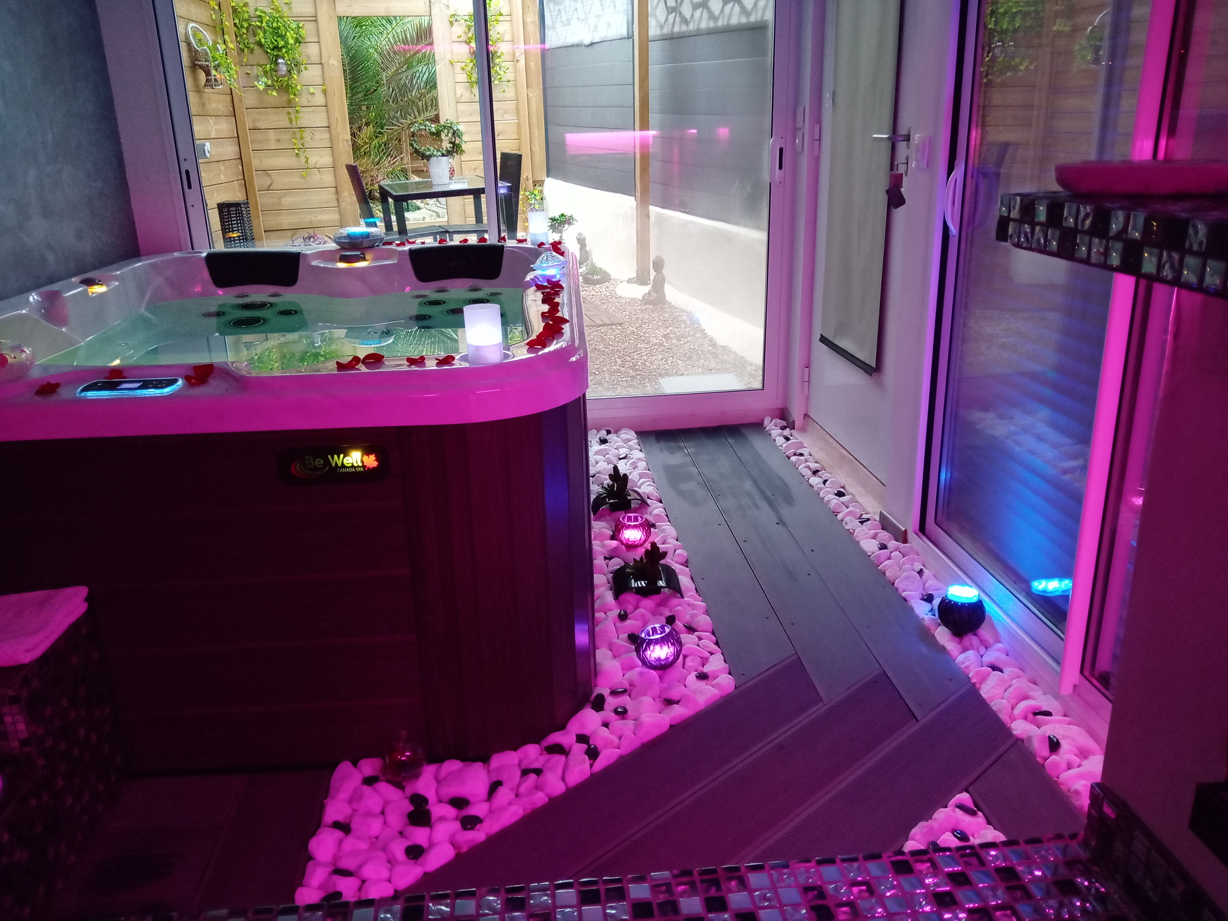 Jacuzzi plage angle vue generale par dessus la table