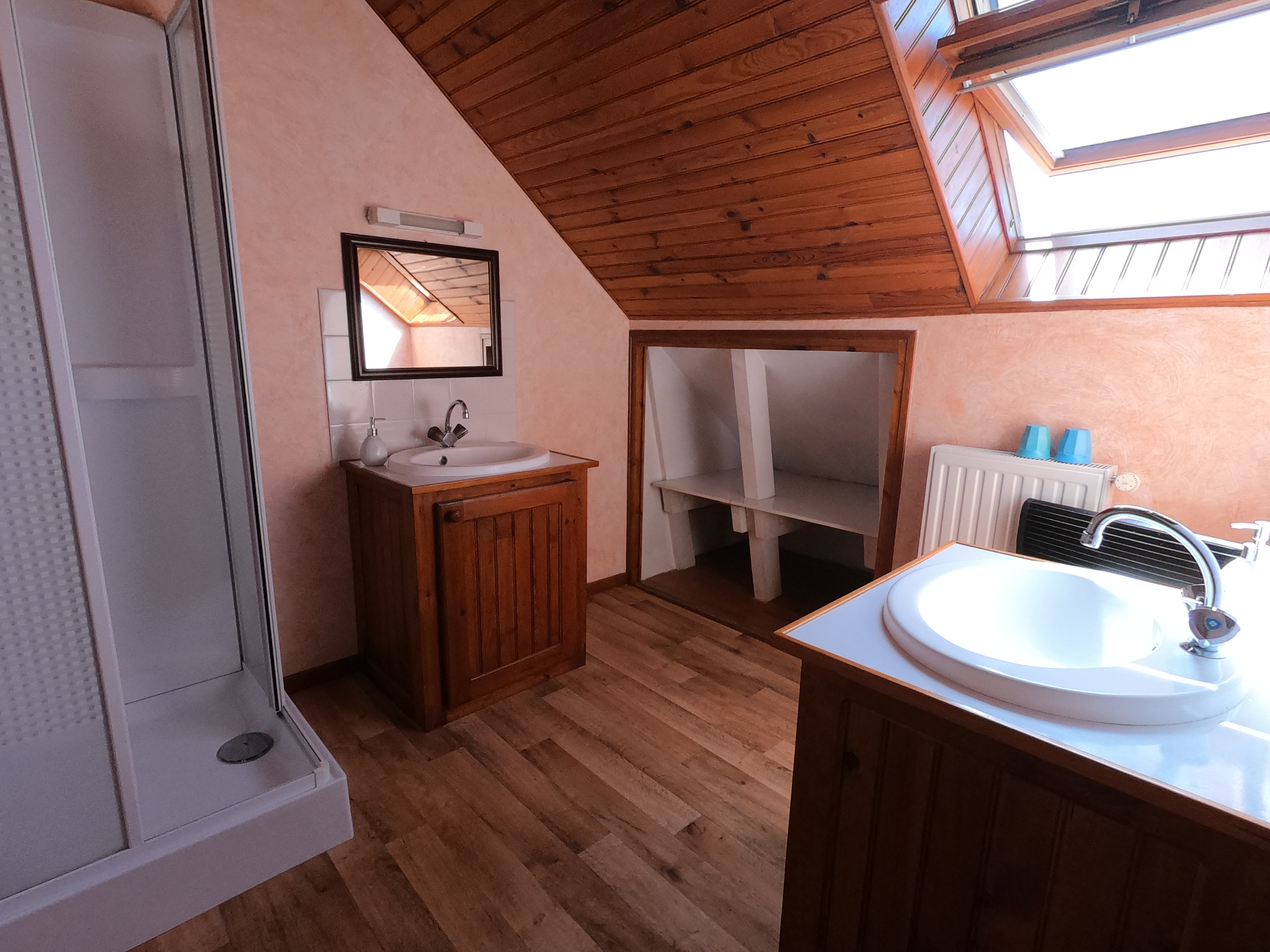 Salle d eau de la chambre familiale des chambres du saladou