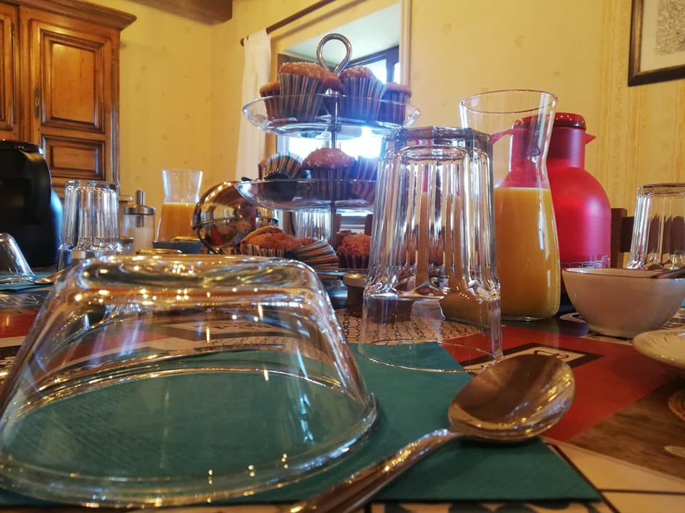 Table du petit dejeuner des chambres du saladou