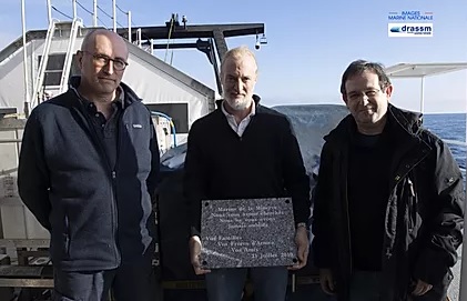 Dépot d'une plaque commémorative sur l'épave de la Minerve