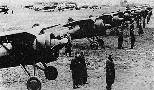 P11 c alignes base aerienne de varsovie ete 1939 photo cynk profile publications 