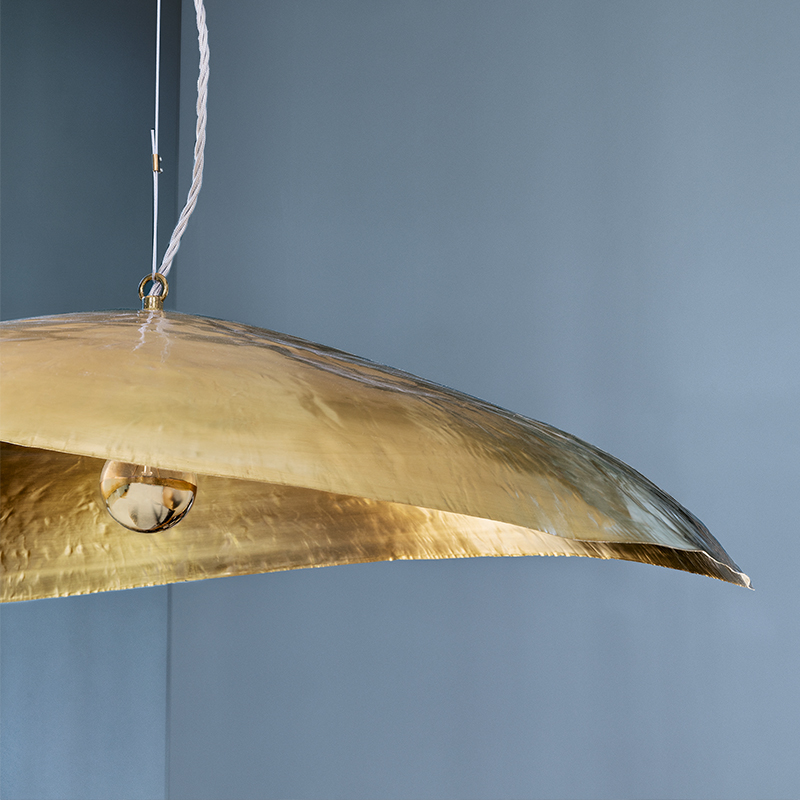 Suspensions Brass en laiton martelé. Cette supension existe en 2 tailles en L120XH42XP65 et en L80XH18 X P70cm
