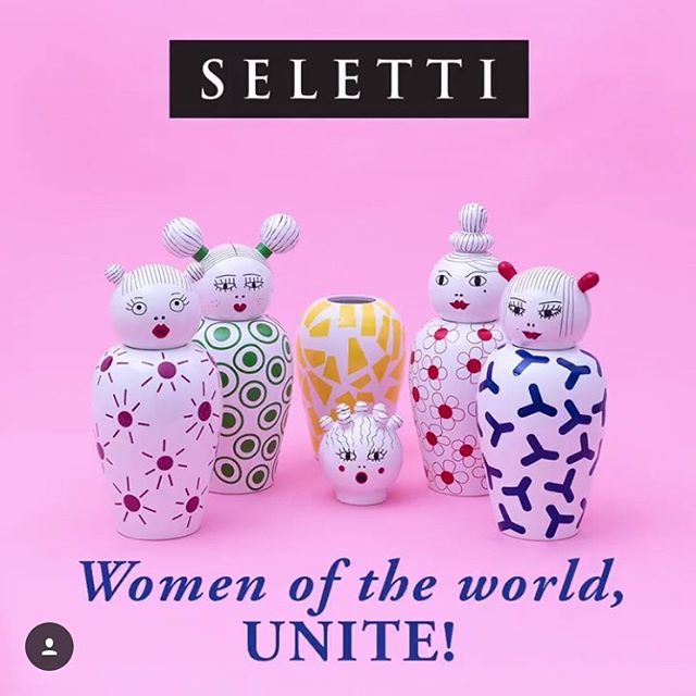 Collection vases en porcelaine avec couvercle Canopi Seletti. Lorsque vous ne l’utilisez pas, votre vase coiffé de son couvercle est un superbe élément de déco. Avec sa taille généreuse, ce vase peut également faire office de rangement et accueillir divers objets dans son ventre.Design : Elena Cutolo