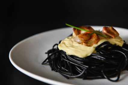 Saint Jacques sur pâtes à l'encre de seiche au beurre blanc