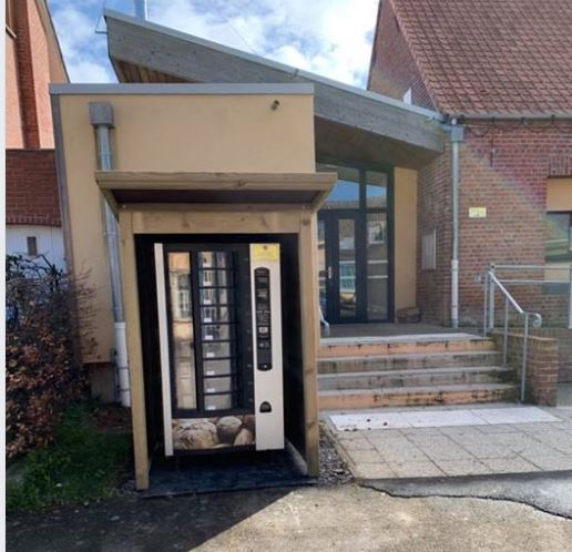 Distributeur de pain face à la mairie