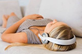 Femme ecoute musique