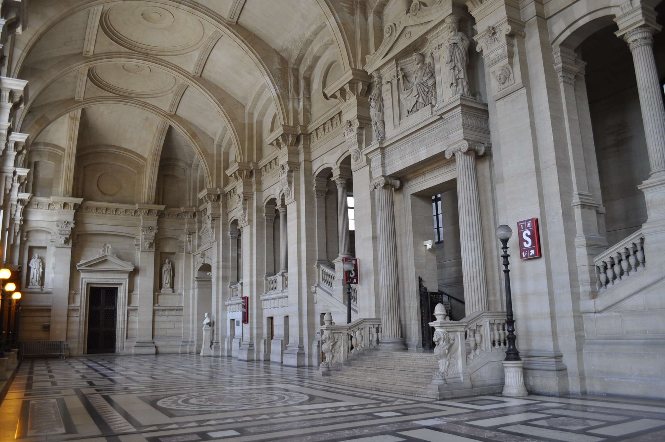 Vestibule de harlay du palais de justice de paris
