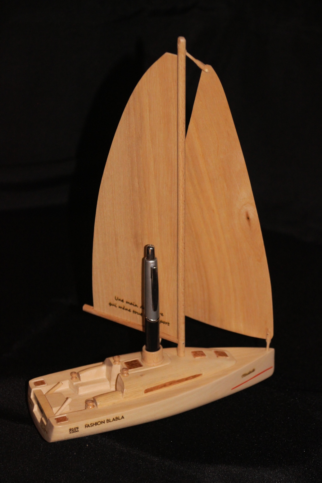 Voilier Porte Stylo, maquette bois frêne et tilleul du modèle SunFast 3200 de marque Jeanneau