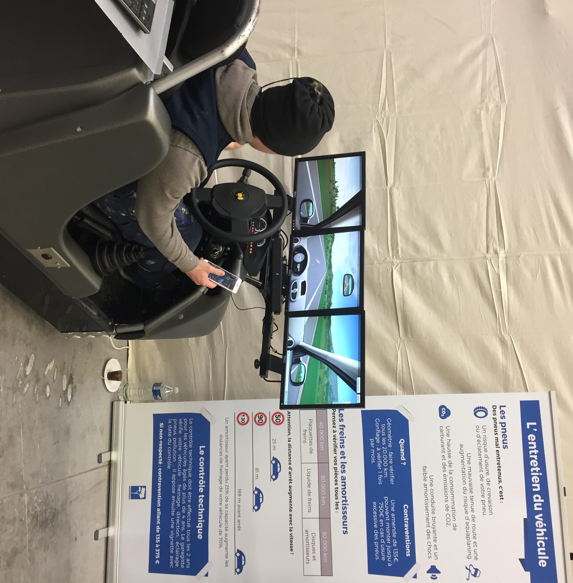 Exercice de réaction avec téléphone portable SMS sur simulateur de conduite - safety day - journée sécurité entreprise