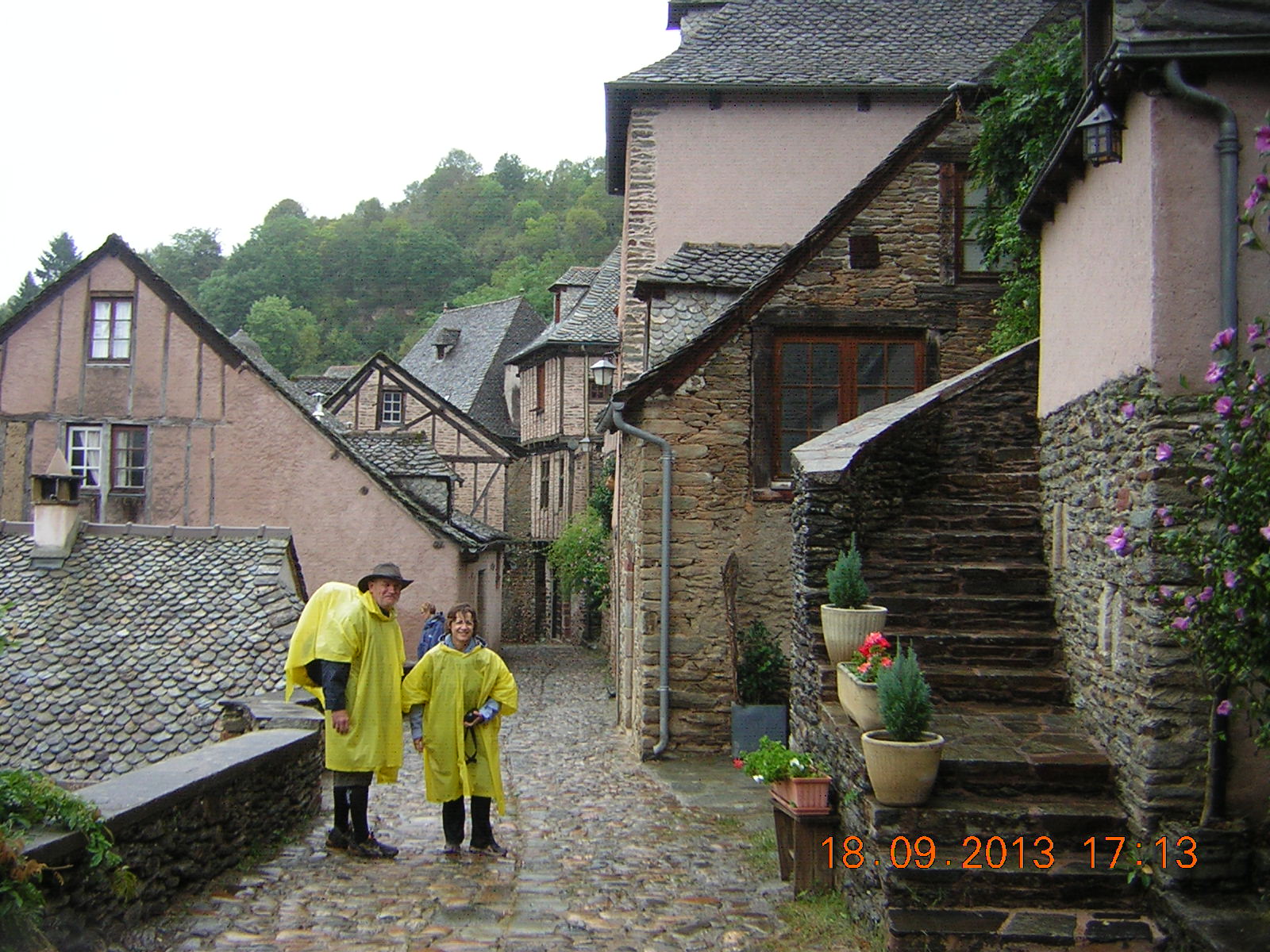 10 arrivee a conques sous la pluie