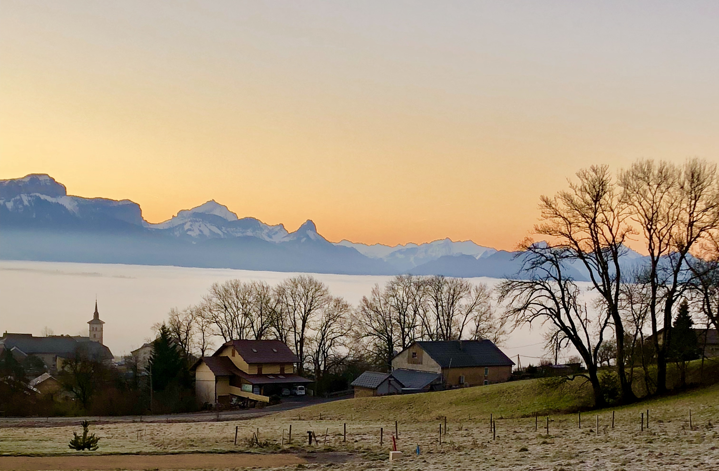 Vue sur le chef-lieu depuis le bas de Rogin
Crédit photo :  La salévienne des Bornes  
