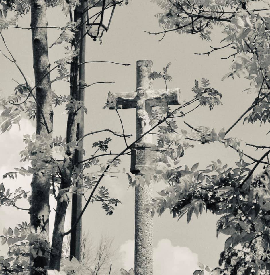 La croix de Rogin . Le Christ a une jambe cassée. 
Photographie :  Nathalie Debize  avril  2019